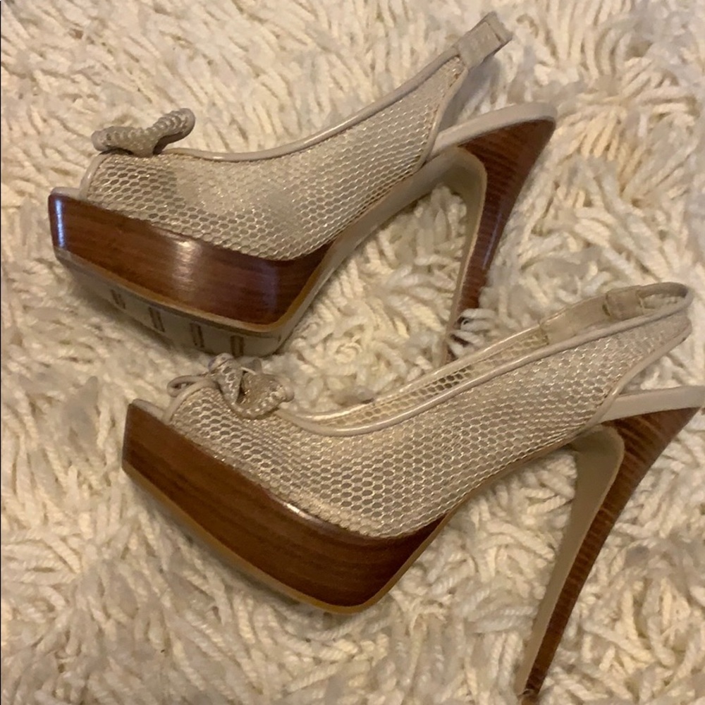 Cute pair of summer heels.